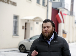 Izspiešanā un noziedzīgi iegūtu līdzekļu legalizācijā apsūdzētais bijušais maksātnespējas administrators Māris Sprūds pēc pusmiljona eiro lielās drošības naudas iemaksas ir atbrīvots no apcietinājuma un atstāj Rīgas Centrālcietumu. Foto: Edijs Pālens, LETA