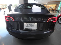 "Tesla Model 3" izstādē Losandželosā.  Foto: Reuters/LETA