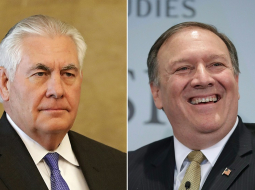 Reks Tilersons (no kreisās) un Maiks Pompeo. Foto: AFP/LETA