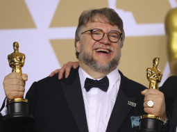 Režisors Giljermo del Toro ar divām Oskara balvām par filmu "The Shape of Water". Foto: Reuters/LETA