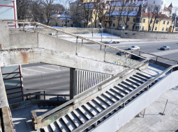 Slēgtās Vanšu tilta kāpnes Daugavas labajā pusē, kurām daļēji nobrukušas konstrukcijas. Foto: Zane Bitere, LETA