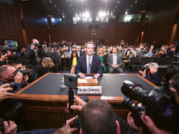 Facebook vadītājs Marks Cukerbergs 10 .aprīlī ieradies sniegt paskaidrojumus ASV Senātā. Dienu vēlāk viņu izjautāja arī kongresmeņi Pārstāvju palātā.
Foto — AFP/LETA