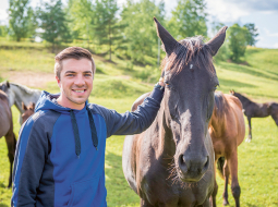 Roberts audzē sporta zirgus konkūrā un iejādē.
«Tas nav jātnieks, kurš nav kritis. Tas ir normāli — tu krīti un atkal ej uz priekšu. Ir bijuši lūzumi.»
Foto — TUESI.LV