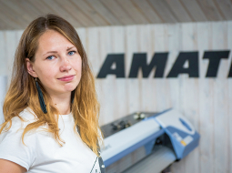 Elīna gatavo individuālas un arī ļoti personiskas dāvanas: krūzītes, arī zeķes vai kreklus ar apdruku.
Foto — TUESI.LV