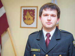 «Oi, kas tik nav bijis! Esmu saukts tāpēc, ka kaimiņa suns staigā pa pagalmu. Ievārījuma burciņa pazudusi. Cilvēkam ir kaut kas nozagts, bet viņš nevar īsti atcerēties, kā izskatās nozagtās lietas. Savainotu stārķu dēļ.»
Foto — TUESI.LV