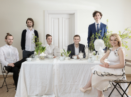 Fricis Kalvelis, Matīss Čudars, Liene Dreimane, Emīls Pakārklis, Daniels Krimans un Ieva Florence. Foto — Reinis Hofmanis, stils — Baiba Prindule-Rence