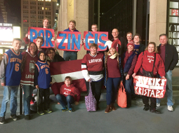 Inta Šķiņķis (centrā) ar latviešu draugiem pie Ņujorkas Madison Square Garden arēnas sagaidīja Kristapu Porziņģi un iekļuva dokumentālajā filmā par viņu.
Foto no personīgā arhīva