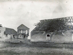 Pirmā pasaules kara laikā nopostīta zemnieku saimniecība.
Foto no Latvijas Kara muzeja krājuma
