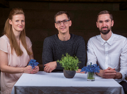 No kreisās: Liene Zīlīte, Nauris Zeltiņš un Vilis Brūveris.
Foto — TUESI.LV