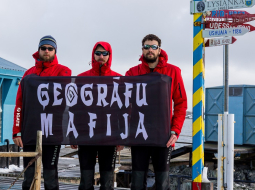 Latvijas pētnieku komanda polārajā stacijā Antarktikā: Kristaps Lamsters (no kreisās), Jānis Karušs un Māris Krievāns. Foto: Kristaps Lamsters