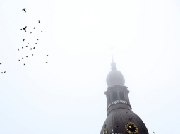 Doma baznīcas tornis miglā. Foto: Edijs Pālens, LETA