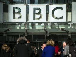 Britu raidsabiedrības BBC centrālā biroja ieeja Londonā. Foto: EPA/LETA