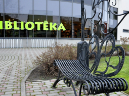 Vides objekts "Izlīgšanas soliņš" pie Līvānu bibliotēkas. Foto: Ivars Soikāns, LETA