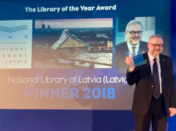 Latvijas Nacionālās bibliotēkas vadītājs Andris Vilks ar starptautisko izcilības balvu. 