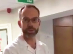 Tiesnesis Raimonds Buls sekmīgi apvieno pilna laika darbu tiesā ar pilna laika medicīnas studijām — viņa prakses vadība Jūrmalas slimnīcā ir sajūsmā par centīgo studentu, un arī kolēģi tiesneši ētikas pārkāpumu nesaredz