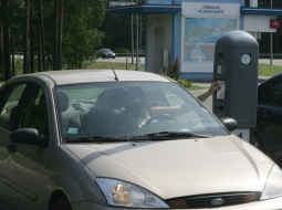 Sieviete iegādājas autotransporta caurlaidi iebraukšanai Jūrmalā. Foto: Ieva Čīka, LETA