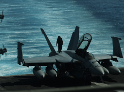 FA-18 kaujas lidmašīnas sagatavo lidojumam. Foto: AFP/LETA