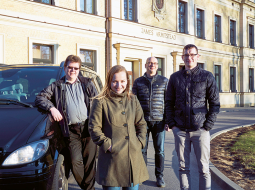 Ārsti bez bremzēm komanda pirms došanās braucienā pa Kurzemes bērnu namiem. No kreisās: mugurkaula ķirurgs Jānis Upenieks, fizioterapeite Arta Gaile,
traumatologs-ortopēds Uldis Bergmanis un ķirurgs Artūrs Vīksne.
Foto — Gatis Rozenfelds, Picture Agency