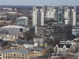 Skats uz namu jumtiem un "Rietumu bankas" biroju kompleksa "Rietumu Capital Centre" ēku Vesetas ielā. Foto: Evija Trifanova, LETA