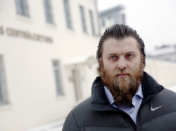 Izspiešanā un noziedzīgi iegūtu līdzekļu legalizācijā apsūdzētais bijušais maksātnespējas administrators Māris Sprūds pēc pusmiljona eiro lielās drošības naudas iemaksas atbrīvots no apcietinājuma un atstāj Rīgas Centrālcietumu. Foto: Edijs Pālens, LETA