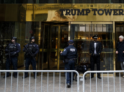 Pie "Trump Tower" ieejas Ņujorkā policisti kratīšanas laikā. Foto: EPA/LETA