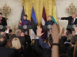 ASV prezidents Donalds TRamps (no labās) preses konferencē kopā ar Baltijas valstu prezidentiem Daļu Grībauskaiti, Kersti Kaljulaidi un Raimondu Vējoni. Foto: Reuters/LETA