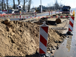 Notiek ūdensvada avārijas likvidācijas darbi Augusta Deglava ielā. Foto: Artūrs Ķipsts, LETA