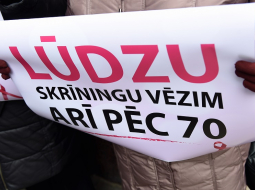 Pie Veselības ministrijas Rīgā seniores rīkoja zibakciju par vienlīdzīgu un taisnīgu valsts attieksmi pret senioriem, atceļot vecuma ierobežojumus bezmaksas vēža skrīniga saņemšanai. Foto: Ieva Leiniša, LETA