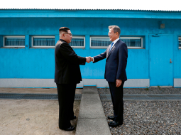 Ziemeļkorejas līderis Kims Čenuns (pa kreisi) un Dienvidkorejas prezidents Muns Džēins sarokojas tikšanās laikā 27. aprīlī demilitarizētajā zonā uz abu valstu robežas.
Foto — AFP/LETA