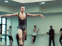 Izcilai personībai — baletdejotājam Aleksejam Avečkinam — savu filmu Gribētos būt aplim ir veltījis režisors Roberts Rubīns.
Publicitātes foto
