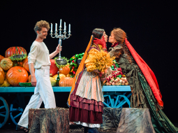 Jegoruška — Mārtiņš Upenieks, Ļebeģeva — Vita Vārpiņa, Babakina — Ilze Ķuzule-Skrastiņa.
Foto — Daina Geidmane