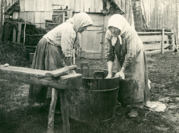 No bēgļu gaitām atgriezušās sievietes savās mājās.
Foto no Latvijas Kara muzeja krājuma