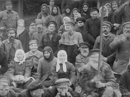 Pavasara darbu talcinieki Jaunpiebalgā.
Foto no Latvijas Kara muzeja krājuma