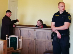 Apsūdzētais AS "Latvijas Dzelzceļš" ceļu meistars Aleksandrs Krasnopjorovs (centrā) pirms tiesas sēdes Jelgavas tiesā. Foto: Gaļina Kudrjavceva, LETA