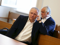Apsūdzētie - bijušais AS "Latvenergo" prezidenta vietnieks Aigars Meļko (no kreisās) un bijušais AS "Latvenergo" prezidents Kārlis Miķelsons pirms tiesas sēdes. Foto: Ieva Leiniša, LETA