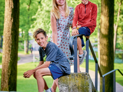 Vita Dreijere ar dvīņiem Nikitu un Denisu Gulbjiem.
Foto — Edmunds Brencis, Picture Agency