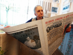Cilvēks lasa Krievijas avīzi "Pravda". Foto: ITAR-TASS/LETA