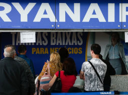 Pasažieri lidostā gaida iekāpšanu "Ryanair" lidmašīnā. Foto: EPA/LETA