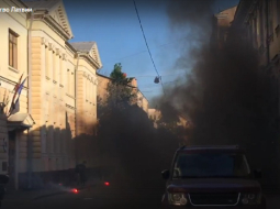 Latvijas vēstniecība Maskavā tika apmētāta ar dūmu svecēm un petardēm. Foto no internetā ievietota video
