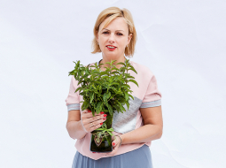 Lolita Duge, zemnieku saimniecības Terēņi saimniece, Lolitas Duges piparmētru namiņa īpašniece.
Foto — Ieva Salmane