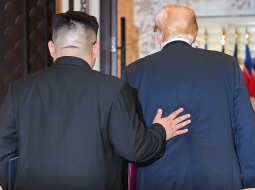 Otrdien Singapūrā pirmo reizi tikās Ziemeļkorejas diktators Kims Čenuns un ASV prezidents Donalds Tramps. Viņi abi parakstīja kopēju dokumentu, kurā Ziemeļkoreja apņēmusies «strādāt Korejas pussalas pilnīgas denuklearizācijas virzienā» un Tramps apņēmies Ziemeļkorejai sniegt drošības garantijas. Kims sacīja, ka «pasaule redzēs lielas pārmaiņas» pēc «vēsturiskās» vienošanās parakstīšanas. Ziemeļkorejai noteiktās sankcijas pagaidām paliek spēkā. Tikmēr Ķīna ierosināja ANO Drošības padomei apsvērt atcelt Ziemeļkorejai noteiktās sankcijas vai tās apturēt.
Foto — AFP/LETA