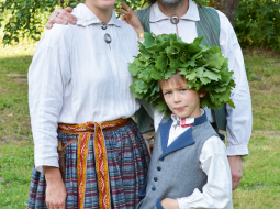 Tradicionālā Zalānu saulgriežu ģimenes bildēšanās — Daina, Juris un Miķelis.
Foto no Zalānu ģimenes arhīva