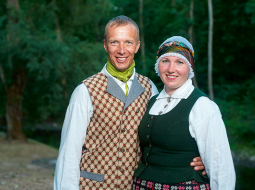 Maritai un Jurim dziesmu un deju svētku laiks ir īpašs. Iepriekšējos svētkos Juris mīļoto bildināja, jūlija sākumā viņi atzīmēs kāzu ceturto jubileju.
Foto — Reinis Inkēns