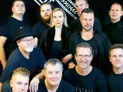 Daļa no kora dalībniekiem.
Priekšā Lūkas Elberts un Valdis Vagars, otrajā rindā Kalvis Jaunalksnis, Kārlis Eimanis un Pauls Kasparsons, vidū diriģente Sandra Birze un diriģents Edgars Vegners, aizmugurē Dāvids Vējiņš, Tomas Kalejs, Andis Graudiņš un Edmunds Ronis.
Foto — Roberts Birze
