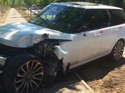 Mārtiņa Bunkus sašautais auto Aizsaules ielā.
Foto — Indra Sprance