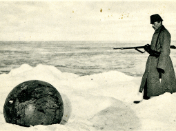 Vācu karavīrs pie Kurzemes krastā izskalotas jūras mīnas.
Foto no Latvijas Kara muzeja krājuma