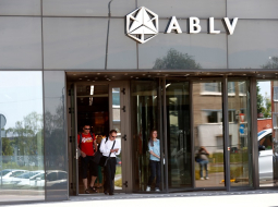 Cilvēki pamet ABLV banku. Foto: Reuters/LETA