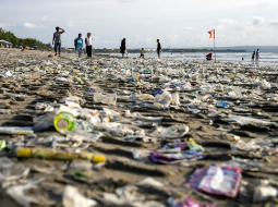 No okeāna izskalotie plastmasas atkritumi Kutas pludmalē, Bali, Indonēzijā. Foto: EPA/LETA