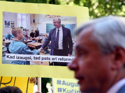 Pie Saeimas ēkas notiek  piketi izglītības satura reformas atbalstam.  Foto: Evija Trifanova, LETA