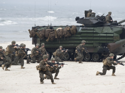 ASV Jūras spēku karavīri kopā ar amfībiju izcēlušies Baltijas jūras piekrastē Klaipēdas tuvumā NATO mācībās šogad.  Foto: AP/LETA
